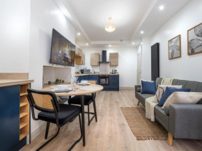 Black & White Flat New Brighton, free WiFi and parking